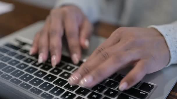 Visão superior da mulher africana mãos digitando no laptop — Vídeo de Stock