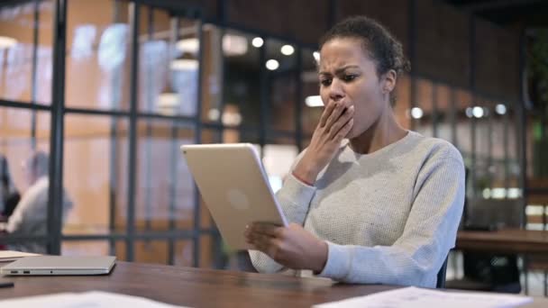 Afrikaanse vrouw boos door verlies op de tablet — Stockvideo