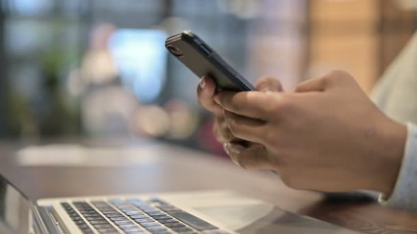 Mujer africana Manos Mensajería de texto en Smartphone — Vídeo de stock