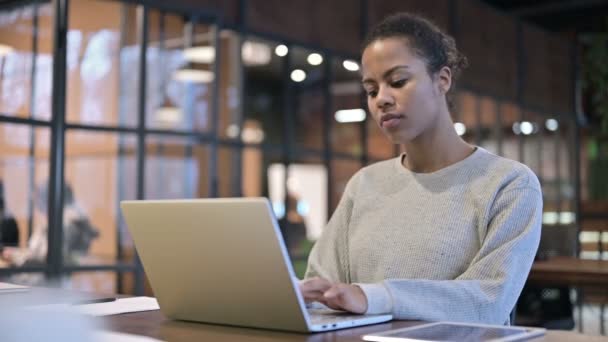 Nein, eine Afrikanerin, die bei der Arbeit mit dem Finger wedelt — Stockvideo