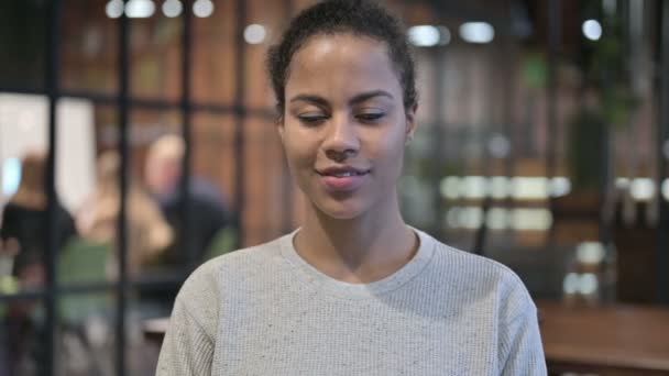 Lachende Afrikaanse vrouw kijken naar de camera — Stockvideo