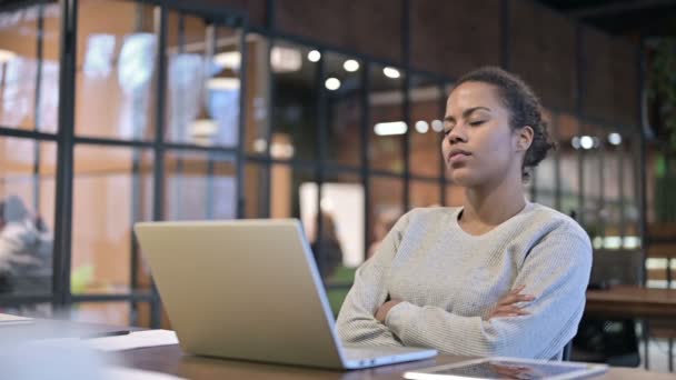 Mujer africana cansada durmiendo en el trabajo — Vídeos de Stock