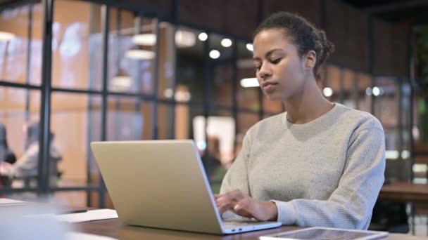 Zieke hoesten Afrikaanse vrouw werken op laptop — Stockvideo
