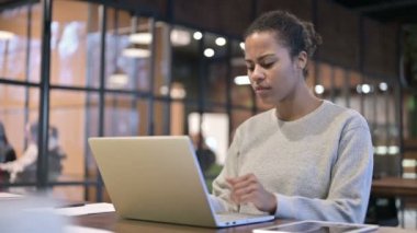 Omurga Ağrısı olan Afrikalı Kadın Laptop üzerinde çalışıyor