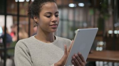 Tablet Pc kullanan Neşeli Afrikalı Kadın