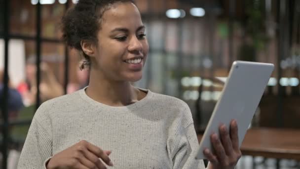 Chat de vídeo on-line em Tablet por mulher africana — Vídeo de Stock