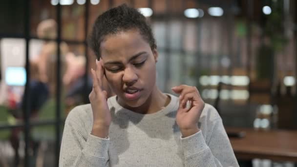 Головная боль, усталая африканская женщина с болью в голове — стоковое видео
