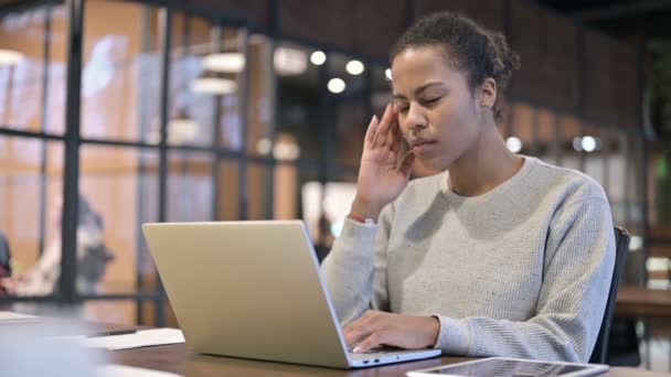 Afrikanerin mit Kopfschmerzen arbeitet am Laptop — Stockvideo