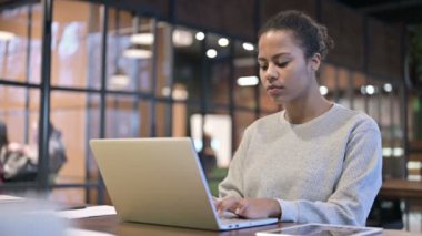 Düşünceli Afrikalı Kadın İş Düşünüyor, Beyin Fırtınası