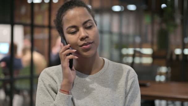 Retrato de una mujer africana hablando por teléfono — Vídeos de Stock