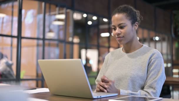 Conversa de vídeo on-line por mulher africana no laptop em casa — Vídeo de Stock