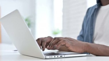 Laptop üzerinde çalışan Afrikalı genç adamı kapat.