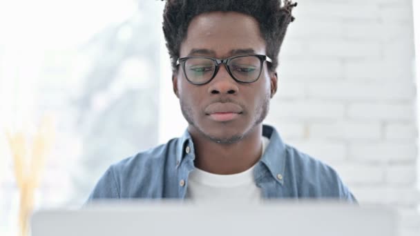 Portret van de jonge Afrikaanse man met duimen op het werk — Stockvideo