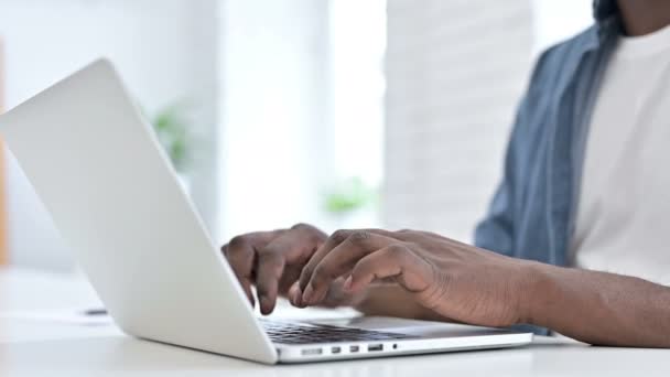 Close-up jong Afrikaans man hand werken op laptop — Stockvideo