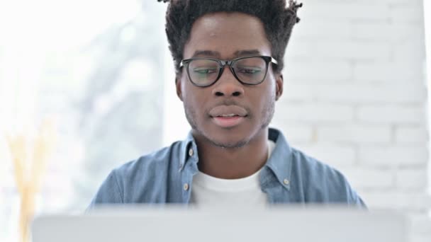 Πορτρέτο του νεαρού Αφρικανού που δείχνει Αντίχειρες Κάτω στην εργασία — Αρχείο Βίντεο