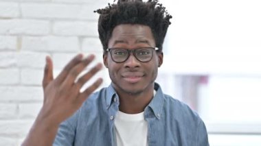 Genç Afrikalı Gülümseyen ve Davetkâr 