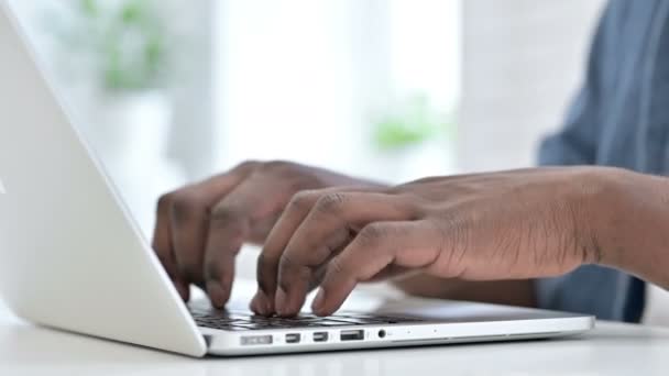 Κοντινό πλάνο Young African Man Hand Typing on Keyboard — Αρχείο Βίντεο