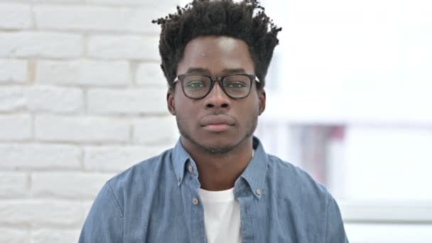 Mladý Afričan říká ano s nápisem "hlava" — Stock video