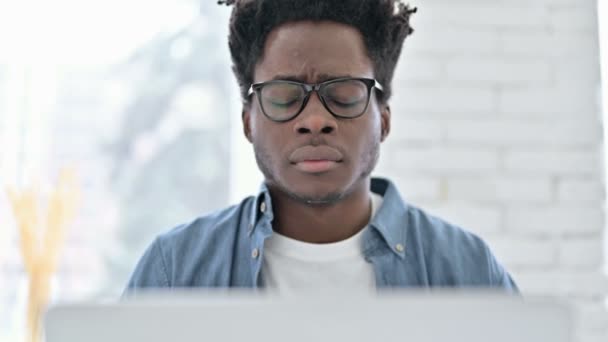 Porträtt av ung afrikansk man med migrän — Stockvideo