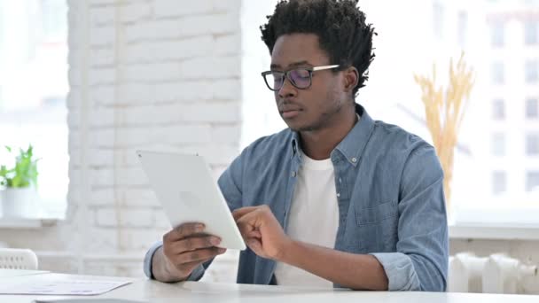 Upset Young African Man get Failed on Tablet — Stock videók
