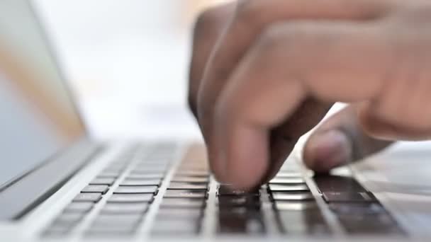 Κοντινό πλάνο Young African Man Hand Typing στο Laptop — Αρχείο Βίντεο