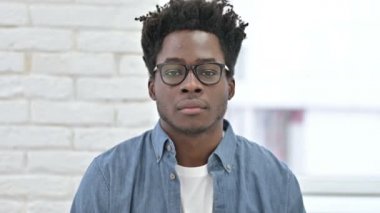 Genç Afrikalı Adam Başparmaklarını Aşağı Gösteriyor 