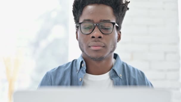 Portré fiatal afrikai férfi csinál video Chat a Laptop — Stock videók