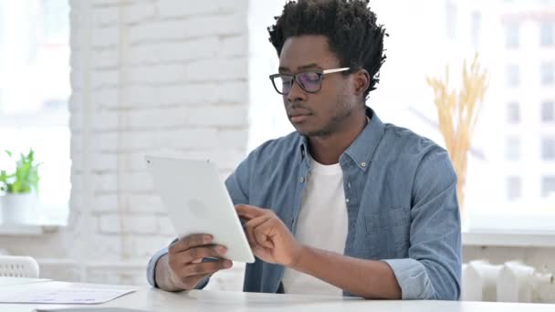 Joven africano obtener sorpresa en la tableta — Vídeo de stock