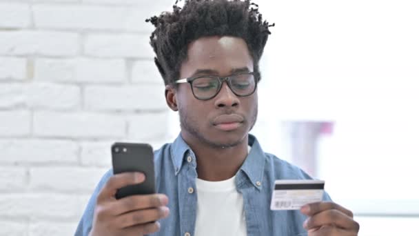 Jonge Afrikaanse Man met Credit Card op Smartphone — Stockvideo