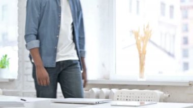 Genç Afrikalı Adam Çalışma Masasına Döndü