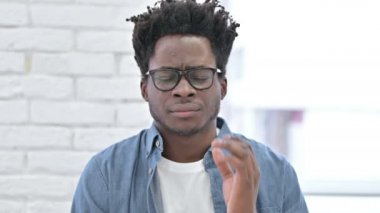 Yorgun Afrikalı genç bir adamın migreni tuttu.