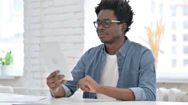 Genç Afrikalı Adam Tablet 'te Video Sohbeti yapıyor