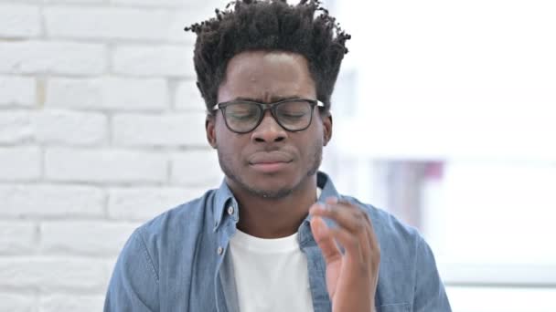 Trött ung afrikansk man med migrän — Stockvideo