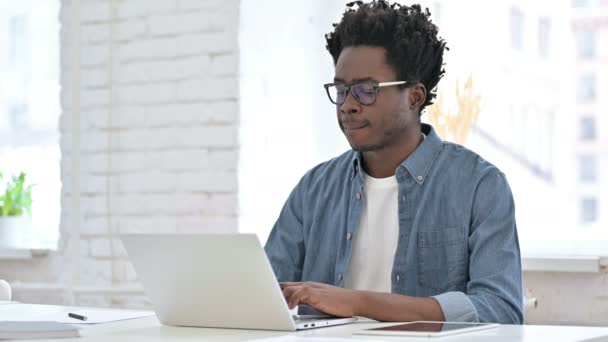 Joven africano trabajando y mostrando pulgares hacia abajo — Vídeos de Stock