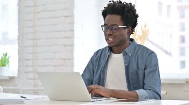 Ofiste Sırt Ağrısı Olan Genç Afrikalı Adam 