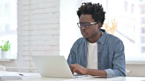 Joven africano hombre obtener sorprendido en el ordenador portátil — Vídeo de stock