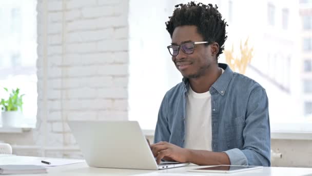 Jonge Afrikaanse man doet videochat op laptop — Stockvideo