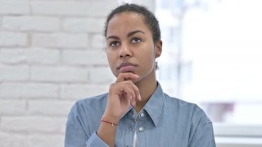 Yeni Bir Fikir Düşünen Düşünceli Genç Afrikalı Kadın