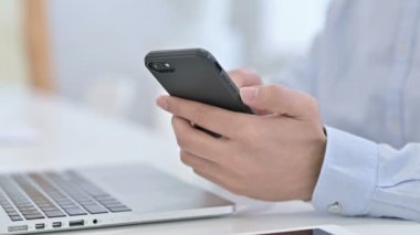 İş yerinde Akıllı Telefonu Kullanarak Elin Kapanışı