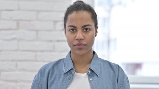 Het afwijzen van jonge Afrikaanse vrouw die nee zegt met vingerteken — Stockvideo