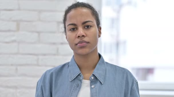 Jovem mulher africana com dor de dente, dor de dente — Vídeo de Stock