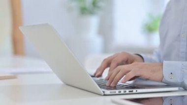 Dizüstü bilgisayardaki Eller Daktiloya Kapat