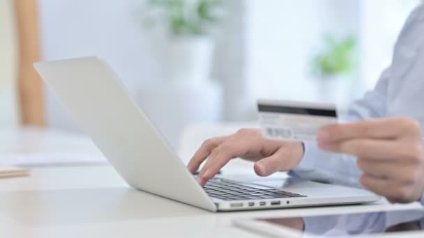 Compras en línea en el ordenador portátil, el uso de tarjeta de crédito — Vídeo de stock