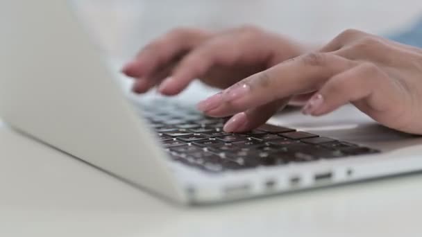 Närbild av afrikanska kvinna skriva på laptop — Stockvideo