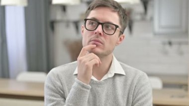 Düşünen Genç Adam Yeni Bir Fikir Düşünüyor