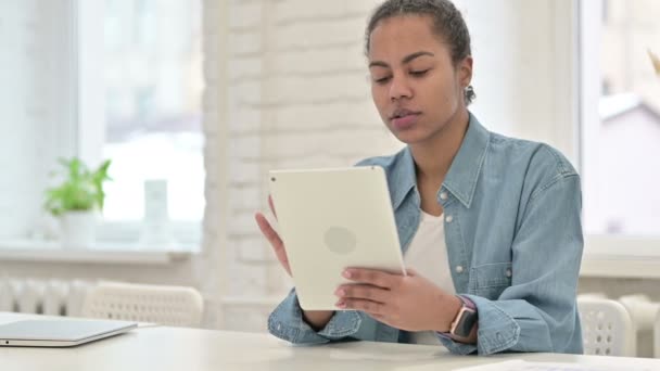 非洲青年妇女在平板电脑上遭受损失 — 图库视频影像
