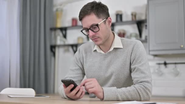 Homem jovem usando Smartphone, navegando na Internet — Vídeo de Stock