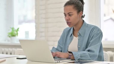 Genç Afrikalı Kadın Laptop 'ta Kaybından Şok Oldu