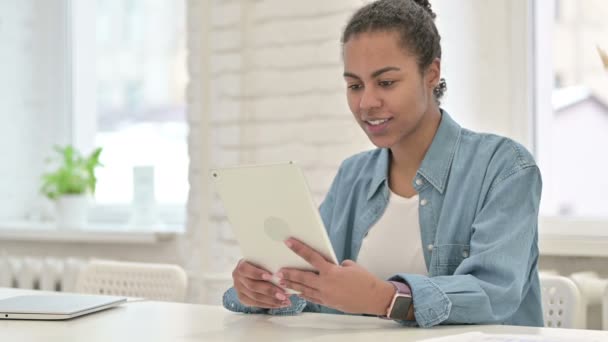 Jovem mulher africana fazendo Video Chat no Tablet — Vídeo de Stock