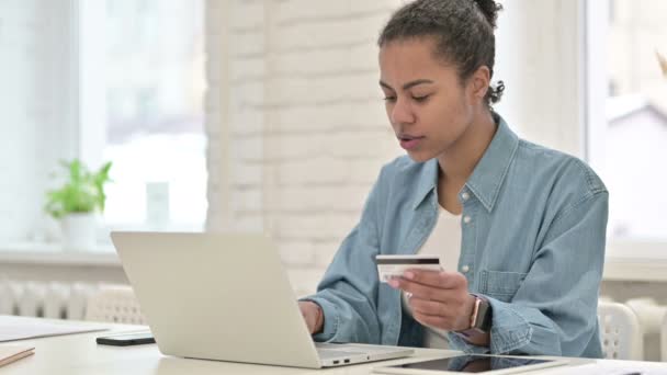 Fracaso de compras en línea para la mujer africana joven en el ordenador portátil — Vídeo de stock